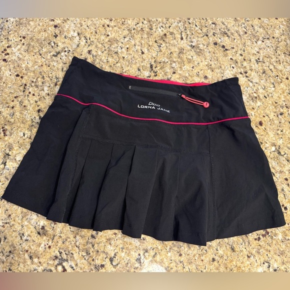 Lorna Jane Black Skort with Pink Accent size small - Picture 2 of 3